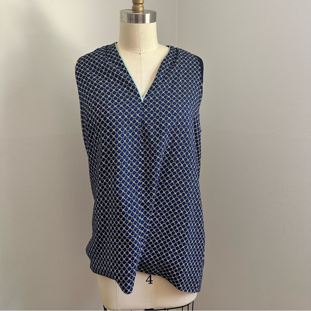 VINCE CAMUTO BLUE PATTERN WOMEN SLEEVELESS BLOUSE SIZE MEDIUM